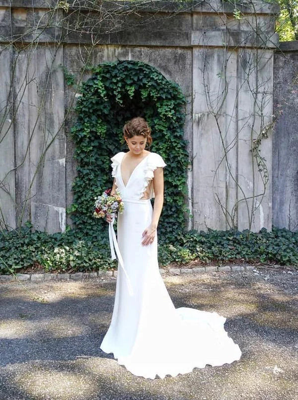 Vestido de novia de sirena con mangas cortas, escote en V, espalda descubierta y volantes